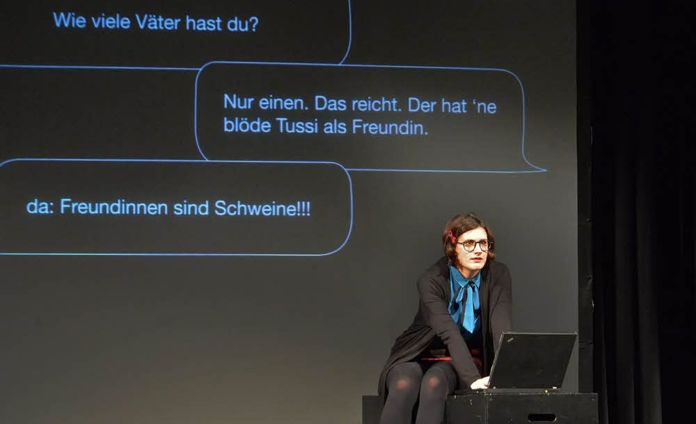 Marie (Barbara Fressner) ist beliebt und wird Klassensprecherin, doch als sich die Eltern trennen, trifft sie sich in einem Chat.
