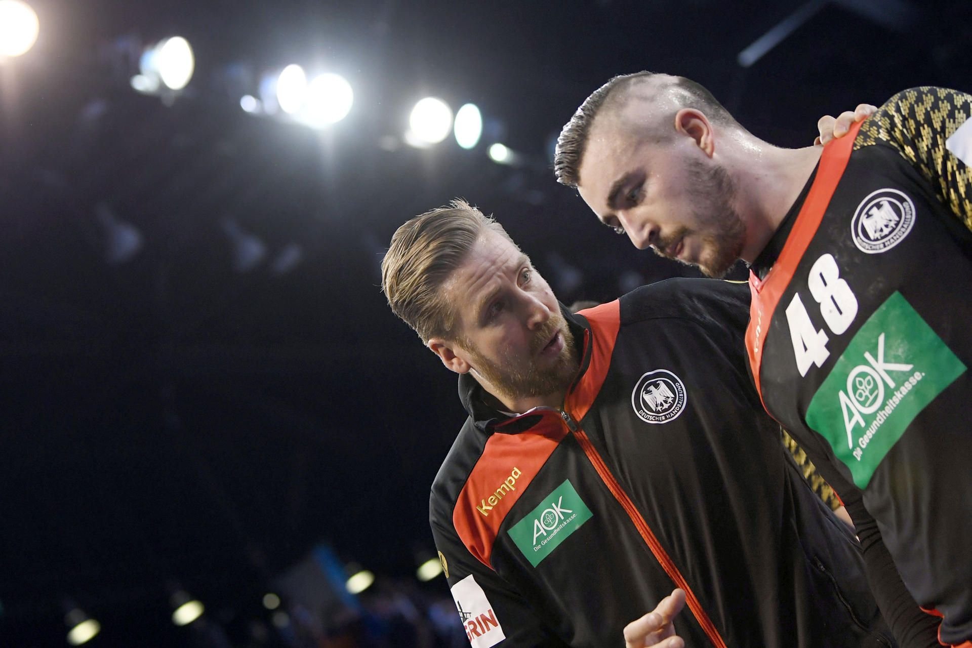 Deutschlands Teammanager Oliver Roggisch und Jannik Kohlbacher (rechts) im Gespräch.