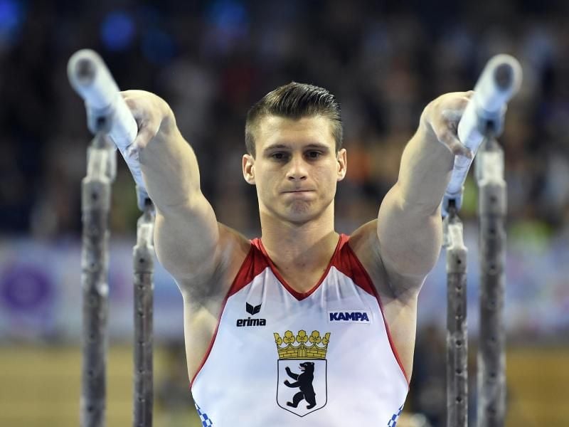 Muss nach einem Handbruch um die WM-Teilnahme bangen: Turner Lukas Dauser. Foto: Britta Pedersen/zb