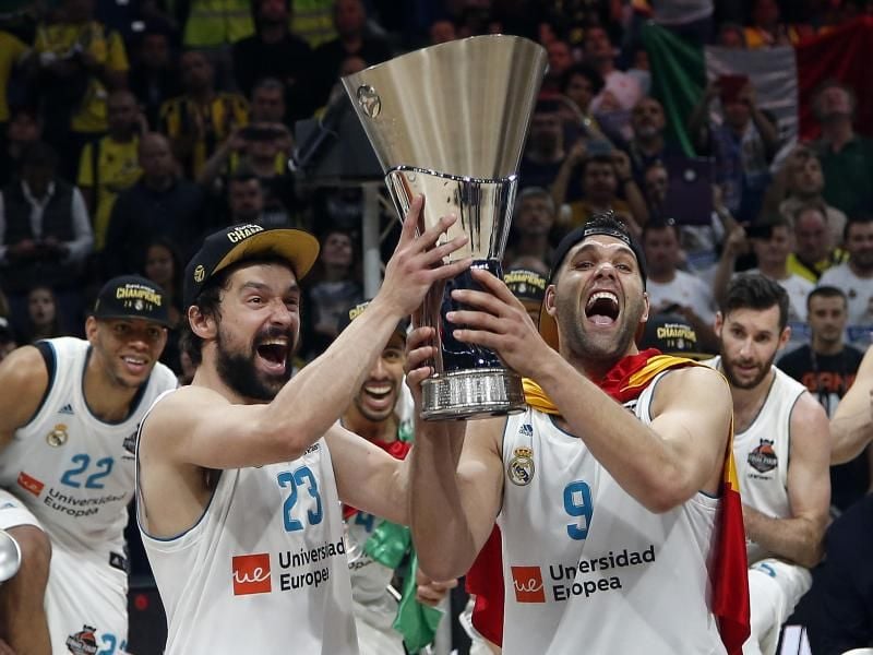 Die Spieler von Real Madrid jubeln mit dem gewonnenen Pokal. Foto: Darko Vojinovic/AP