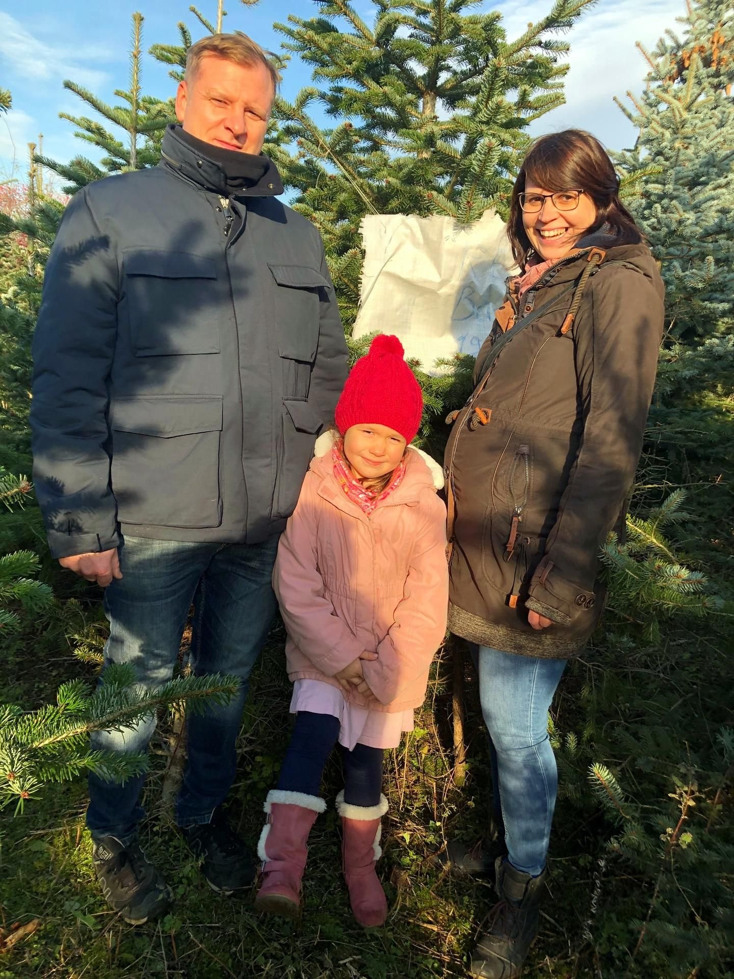 Familie Spatzier/Bader aus Jessen hat sich auf der Plantage von Jochen Kühn eine prächtige Nordmanntanne gesichert.