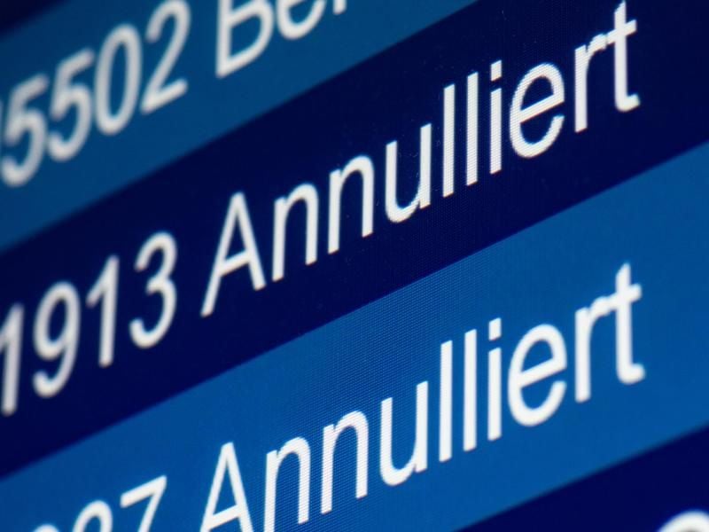 "Annulliert" steht auf einer Anzeige im Flughafen. Foto: Marcel Kusch/dpa/Archivbild