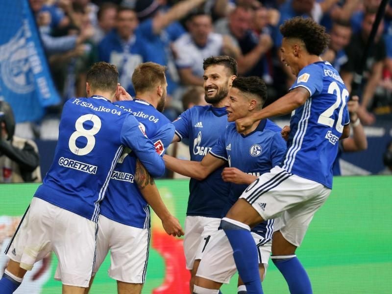 Die Schalker Mannschaft bejubelt Guido Burgstallers (2.v.l) Tor zum 3:1 gegen Stuttgart. Foto: Ina Fassbender