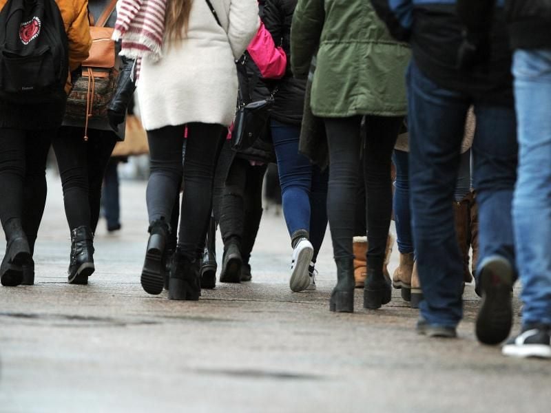 Menschen gehen auf der Straße. Foto: Violetta Kuhn/Archiv