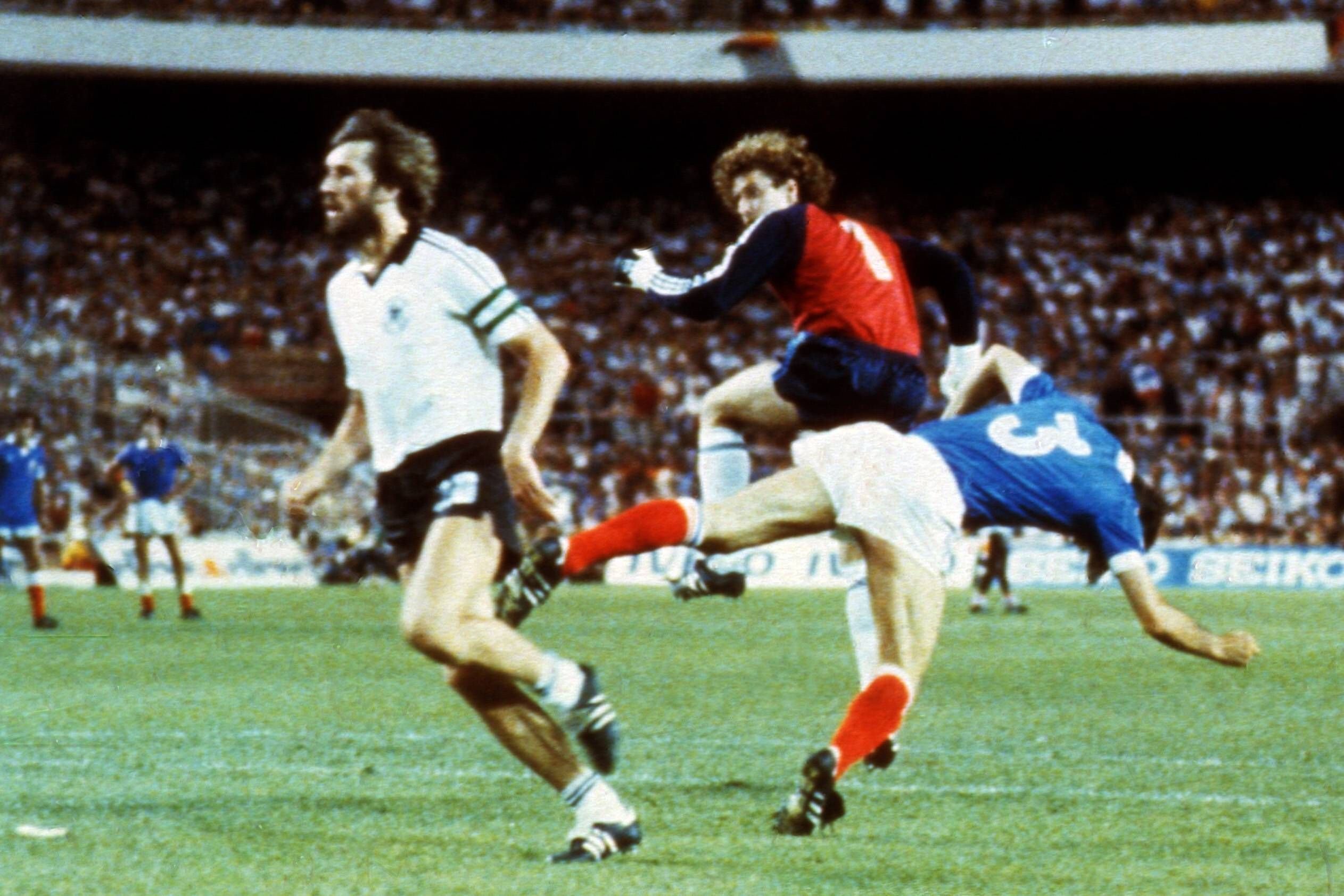 Diese Szene ging um die Welt: Im WM-Halbfinale 1982 knockte Toni Schumacher den Franzosen Patrick Battiston (r.) aus.