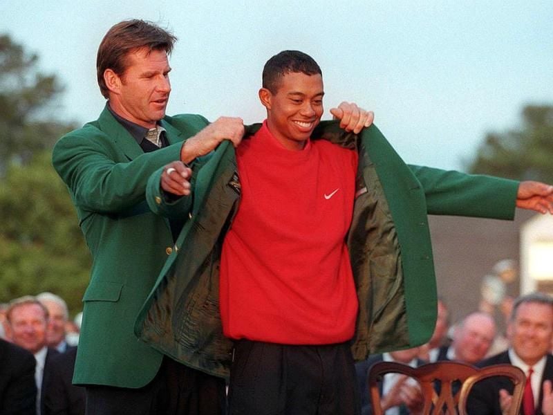 Vorjahressieger Nick Faldo hilft 1997 Tiger Woods ins „Green Jacket”. Foto: Timothy A. Clary