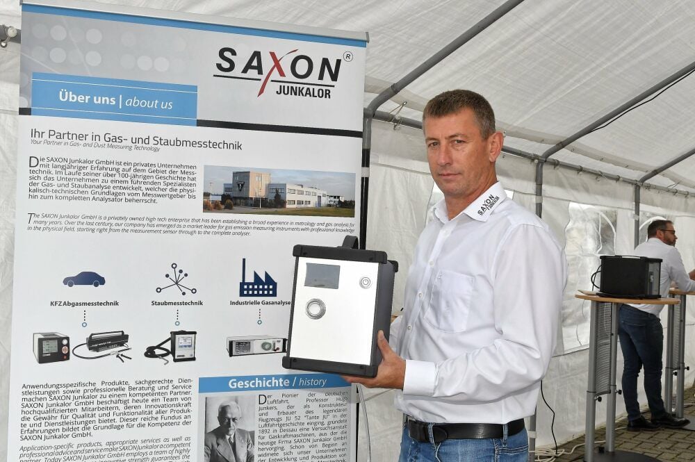 Detlef Beck von Saxon Junkalor zeigt den Nanolyt N - die Neuentwicklung zählt winzige Rußpartikel in Diesel-Abgasen.