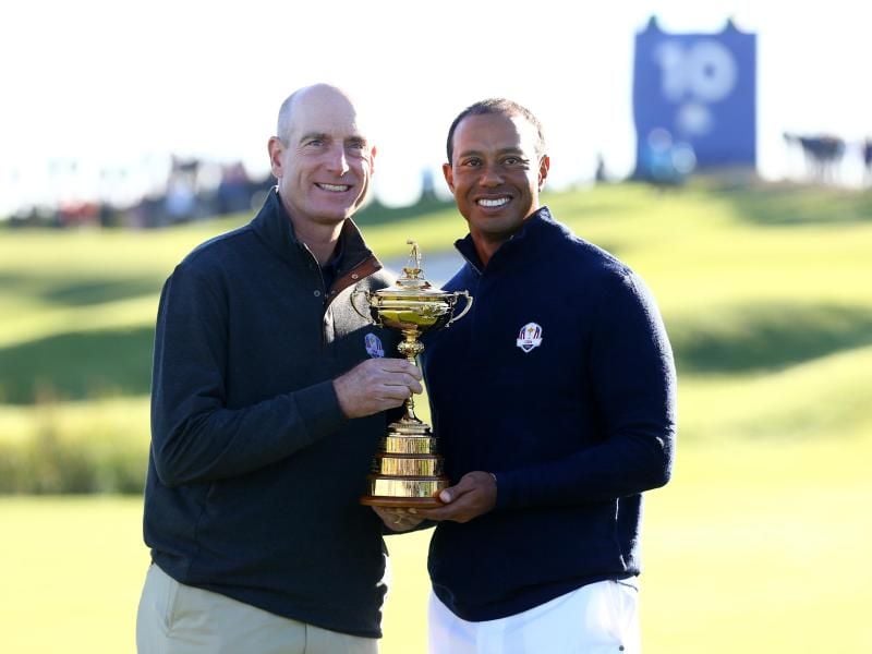 US-Kapitän Jim Furyk (l) will mit Golf-Superstar Tiger Woods den Ryder Cup erfolgreich verteidigen. Foto: Gareth Fuller/PA Wire