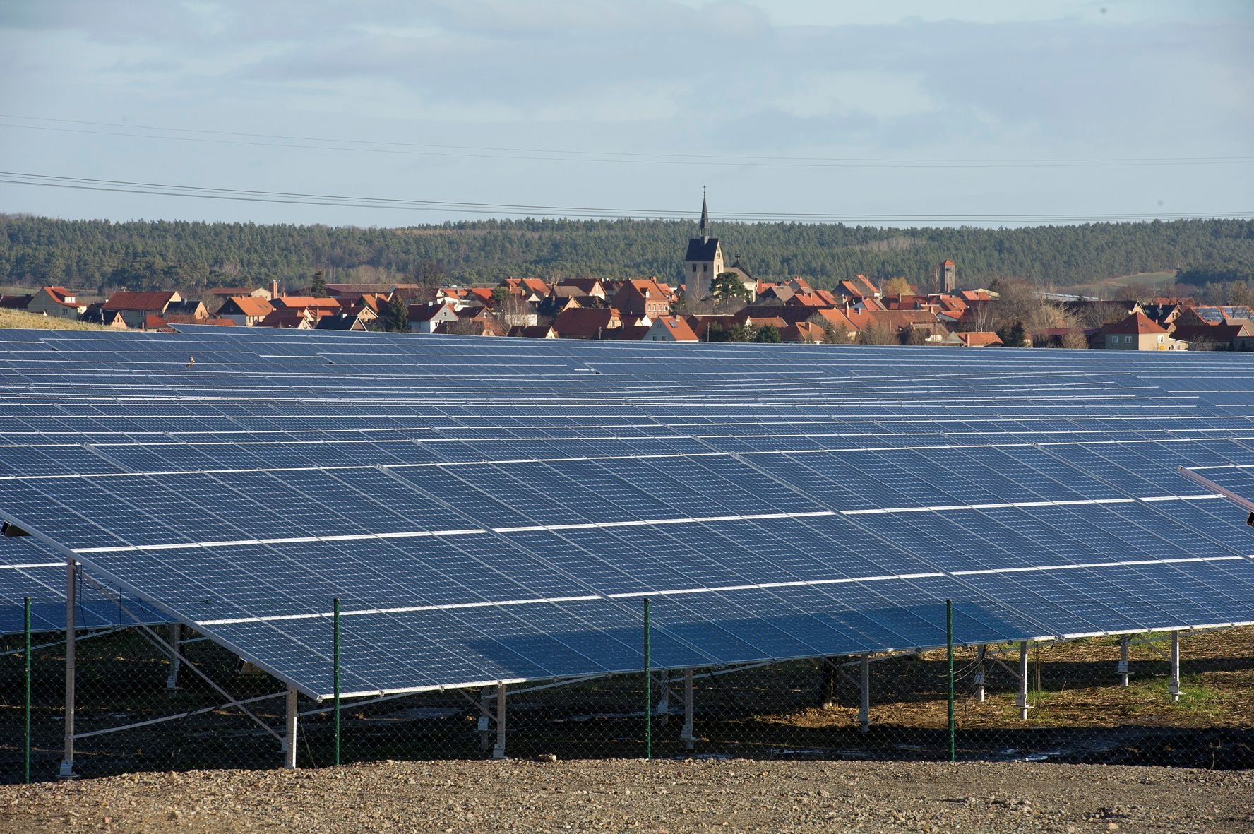 Im Landkreis Harz gibt es bereits mehrere Solarparks wie hier im Gewerbegebiet Thale in Richtung Warnstedt