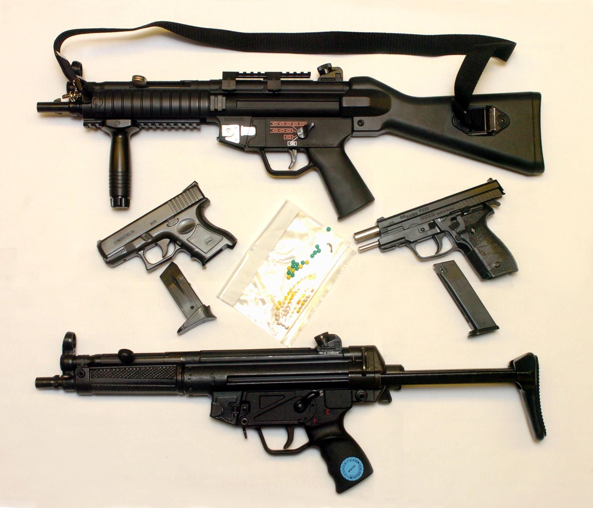 Softair-Waffen sehen täuschen echt aus. (Archivbild)