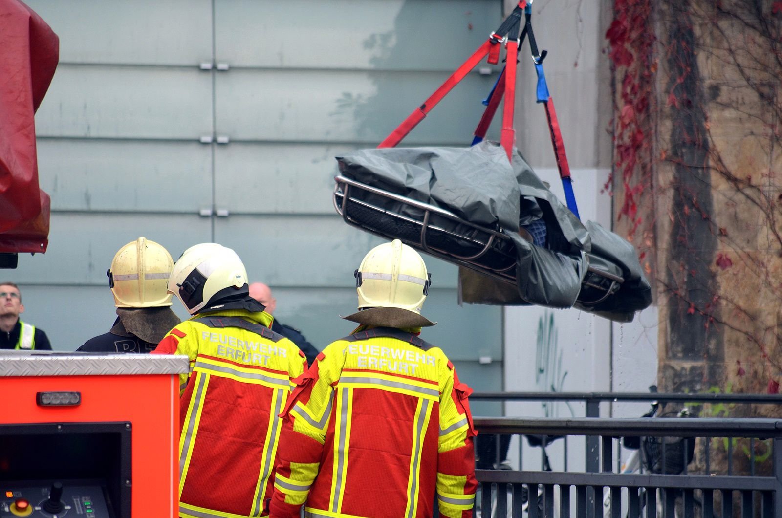 Feuerwehrleute bergen am Donnerstag in der Innenstadt von Erfurt am Hauptbahnhof aus dem Flutgraben die Leiche einer Frau.