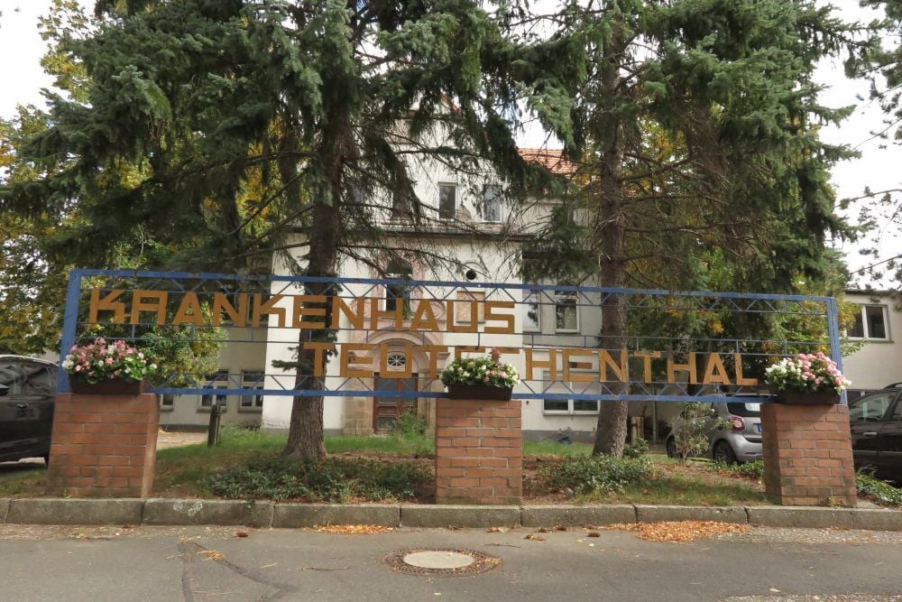 Mit Blumenkästen schmücken noch heute Anwohner den einstigen Eingang zum Krankenhausgelände.