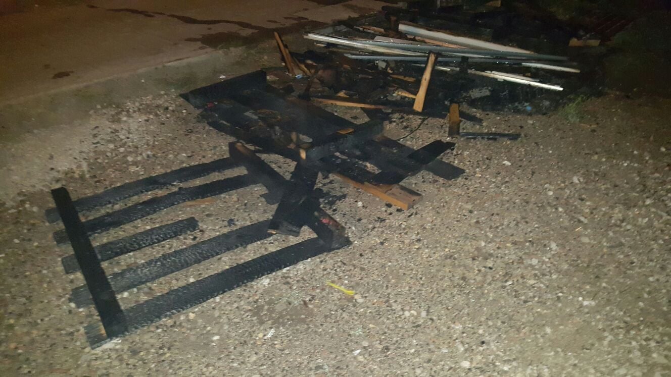 Unbekannte hatten in der Nacht Holzpaletten und Sperrmüll im Südpark angezündet.
