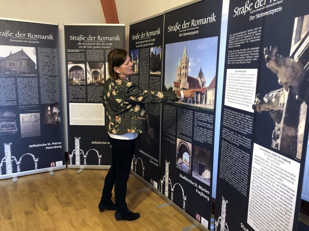 Eisleben - Ausstellung zur „Straße der Romanik“: Referentin Hildegard Winter bei der Eröffnung.