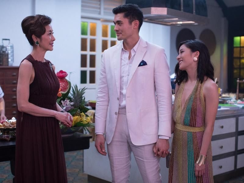 Michelle Yeoh (v.l.n.r.) als Eleanor Young, Henry Golding als Nich Young und Constance Wu als Rachel Chu in einer Szene des Films "Crazy Rich Asians". Foto: Sanja Bucko