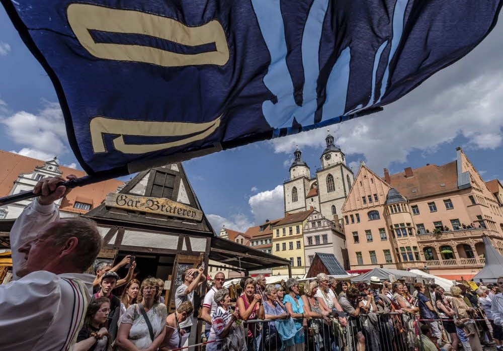 Impression von der Jubiläumsausgabe 2017. Wer diesmal den Festumzug zu „Luthers Hochzeit“ anführt, muss sich erst noch entscheiden.