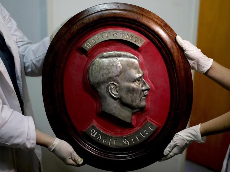 Hitler-Relief: In Argentinien halten sich Gerüchte, dass Adolf Hitler zusammen mit Eva Braun mit der längsten Tauchfahrt eines U-Boots nach Patagonien geflohen und erst Jahrzehnte später gestorben ist. Foto: Natacha Pisarenko