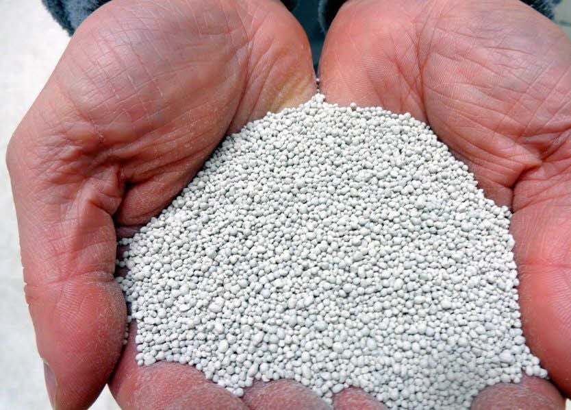 Aus dem Granulat, hergestellt aus Tonen, Feldspat und Farbstoff, werden die Industriefliesen gepresst.
