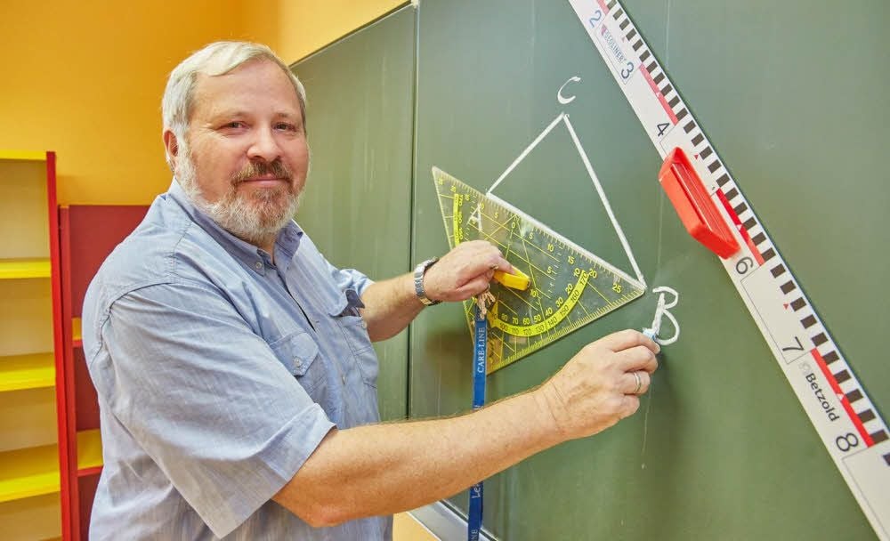 Wolfgang Griese hat 43 Jahre lang mit Winkelmesser, Dreieck und Lineal im Mathematik-Unterricht an der Tafel gestanden.