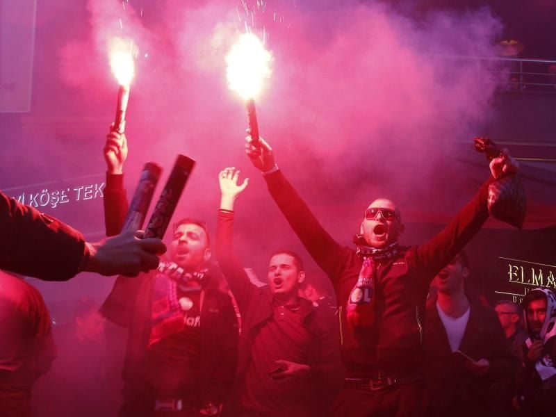 Die Begeisterungsfähigkeit der türkischen Fans ist in Europa berühmt und berüchtigt. Foto: Lefteris Pitarakis/AP