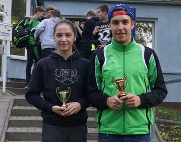 Erfolgreiche Schwimmer: Paulin Winkler (50 Meter Rücken) und Sasha Bähr (50 Meter Brust) errhielten einen Pokal für die beste Einzelleistung.