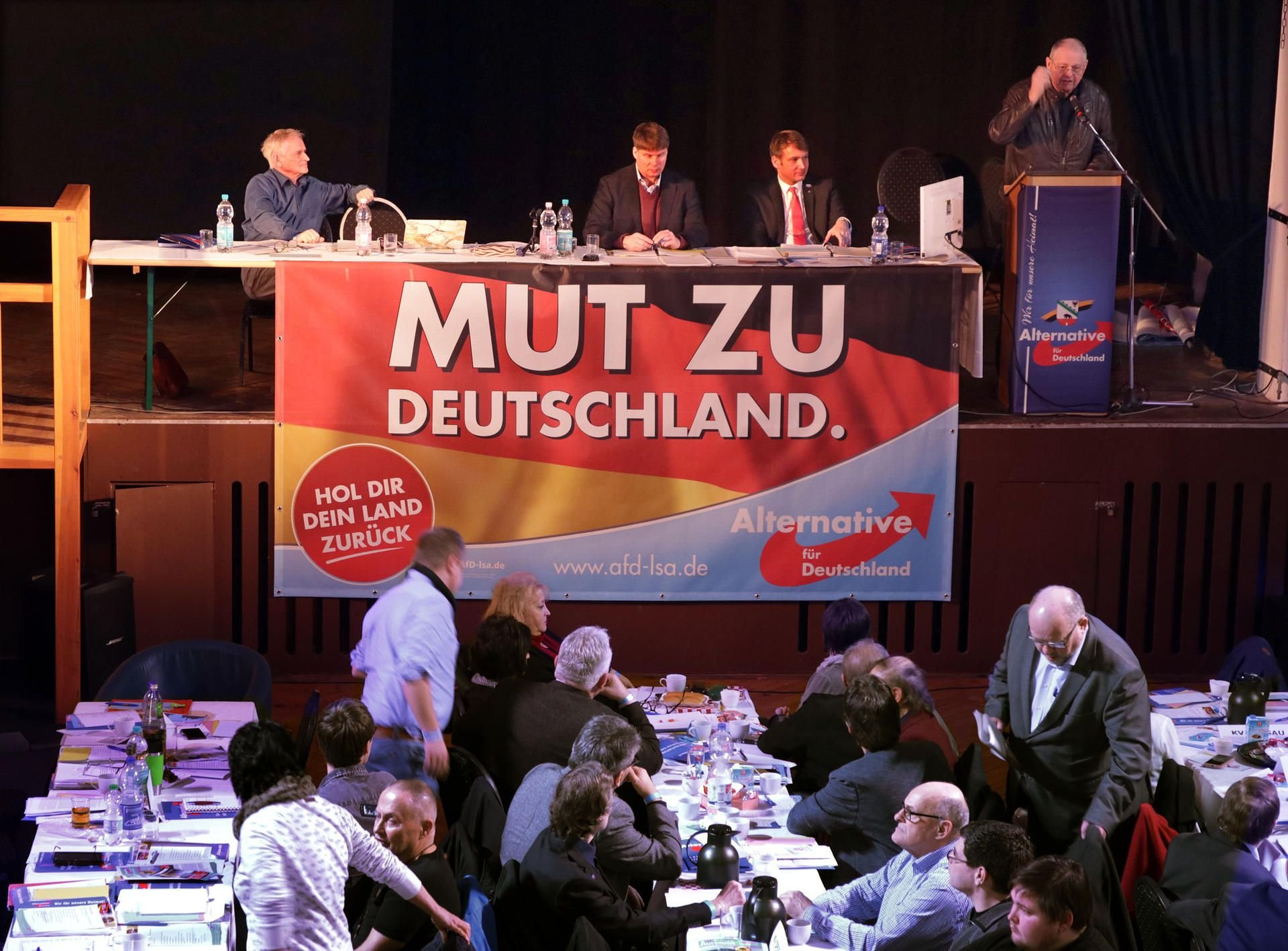 Blick auf das Präsidium des Landesparteitages der AfD in Gardelegen