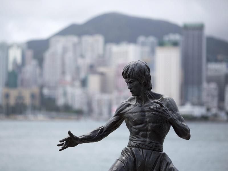 Eine Statue erinnert in Hongkong an Bruce Lee. Foto: Jerome Favre/EPA/dpa