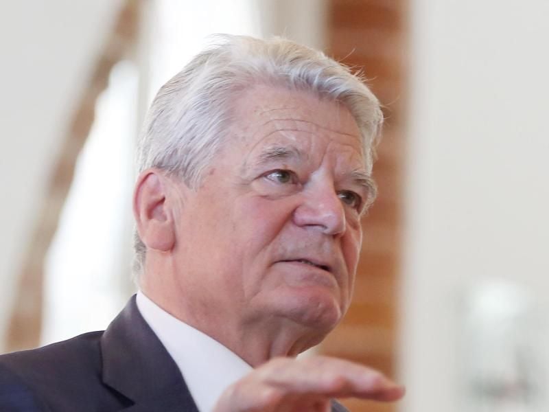Joachim Gauck beteiligt sich während des Stadtkirchentages an der Podiumsdiskussion im Rostocker Rathaus. Foto: Danny Gohlke/Archiv