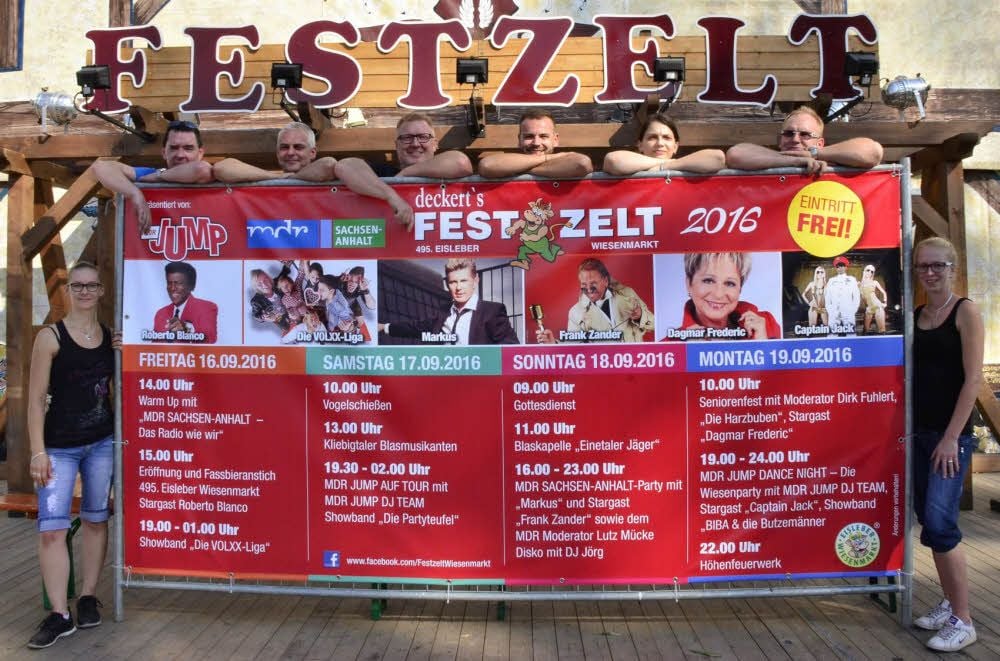 Wiesenwirt Sven Deckert (4. von links) gönnt sich mit einem Teil seiner Mannschaft eine Pause.