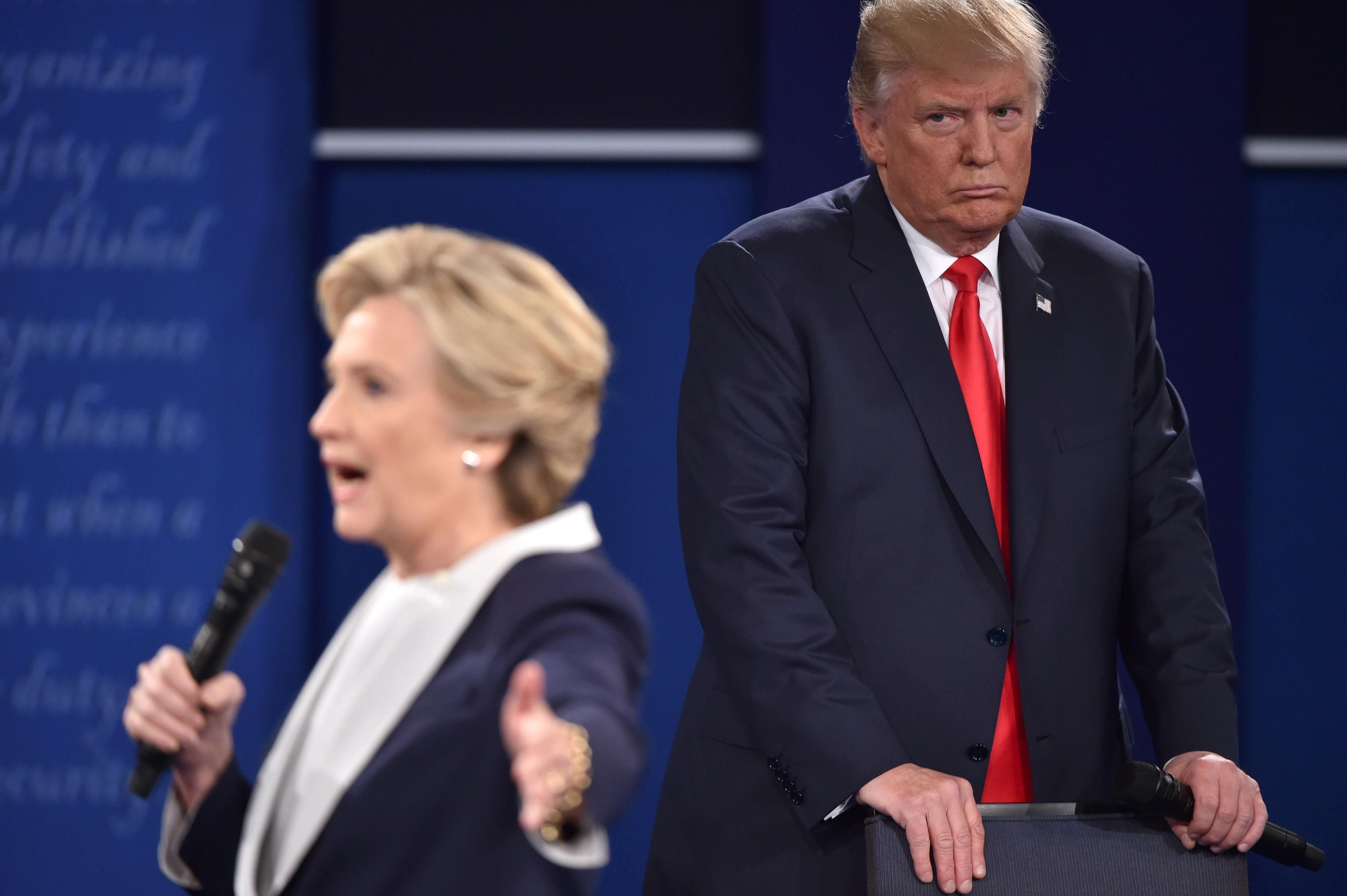 Hillary Clinton und Donald Trump während dem zweiten TV-Duell in Washington