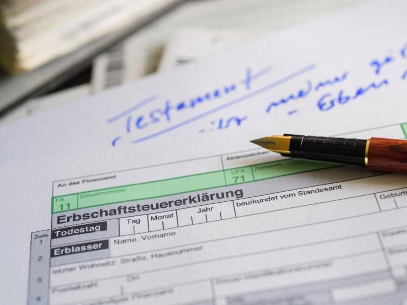 Ein Formular für die Erbschaftsteuererklärung liegt bereit. Foto: Hans-Jürgen Wiedl/dpa-Zentralbild/dpa/Illustration