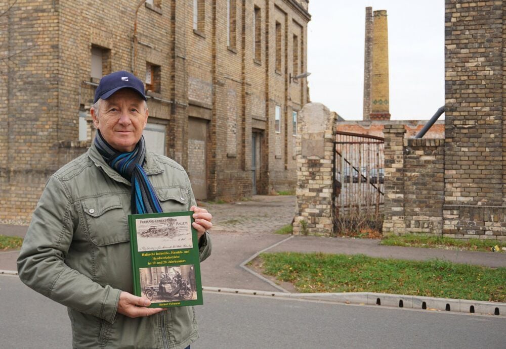 Autor und Sammler Herbert Viehmann mit seinem Buch vor der ehemaligen Bäckereimaschinenfabrik in der Otto-Stomps-Straße