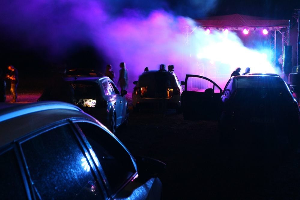 In mehreren Reihen parkten die Autos vor der Bühne