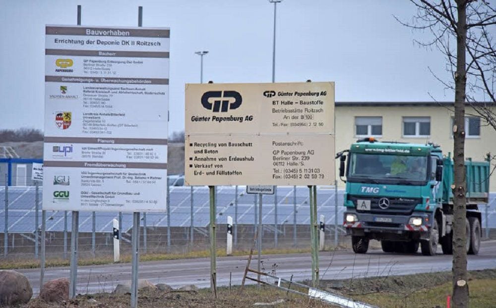 Täglich kommen bis zu 15 Laster mit ihrer Fracht zur Deponie.