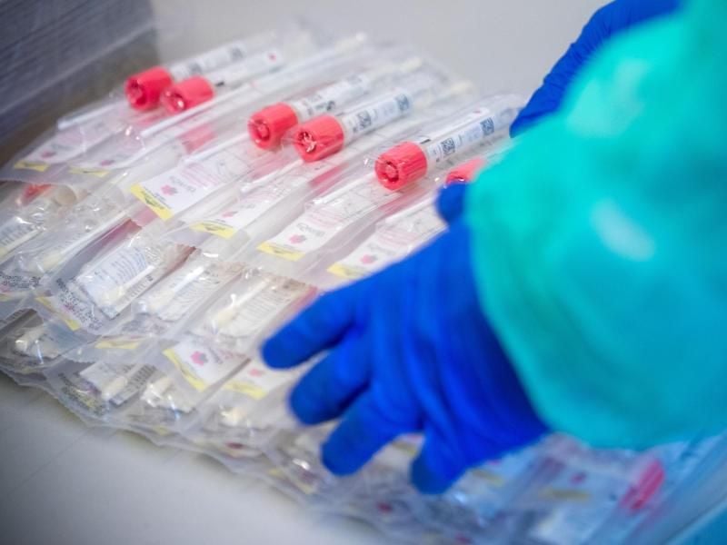 Testsets mit Abstrichstäbchen liegen in einem Testzentrum für Corona-Verdachtsfälle. Foto: Jens Büttner/dpa-Zentralbild/dpa/Symbolbild