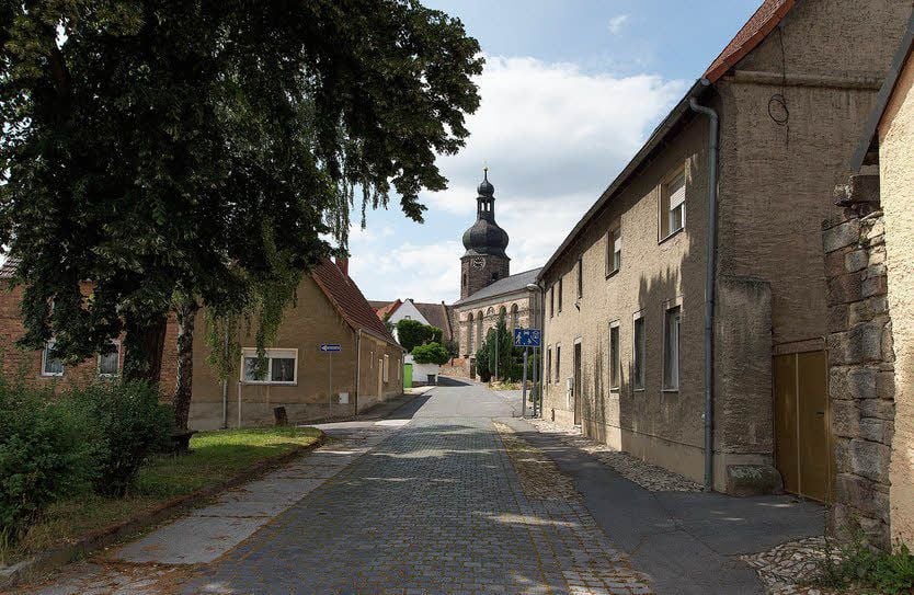 Blick in den Dorfkern von Niederschmon. In dem kleinen Ort spielt ein Großteil des Romans von Adolf Günter Bock.