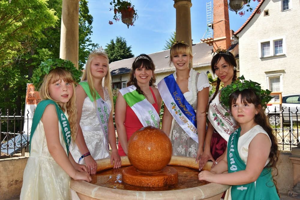 Kamen fürs Quellenfest und zur Krönung zusammen: die Quellenhoheiten und die Weinprinzessinnen aus Freyburg und Laucha. Die neue Bad Bibraer Quellenkönigin heißt Desiree Dix.