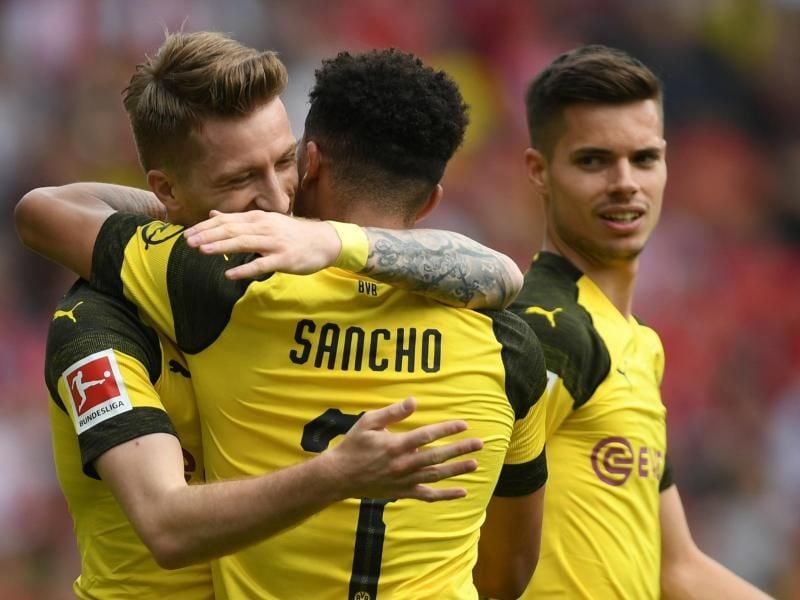 BVB-Spieler Marco Reus, Jadon Sancho und Julian Weigl jubeln über den Sieg in Freiburfg. Foto: Patrick Seeger
