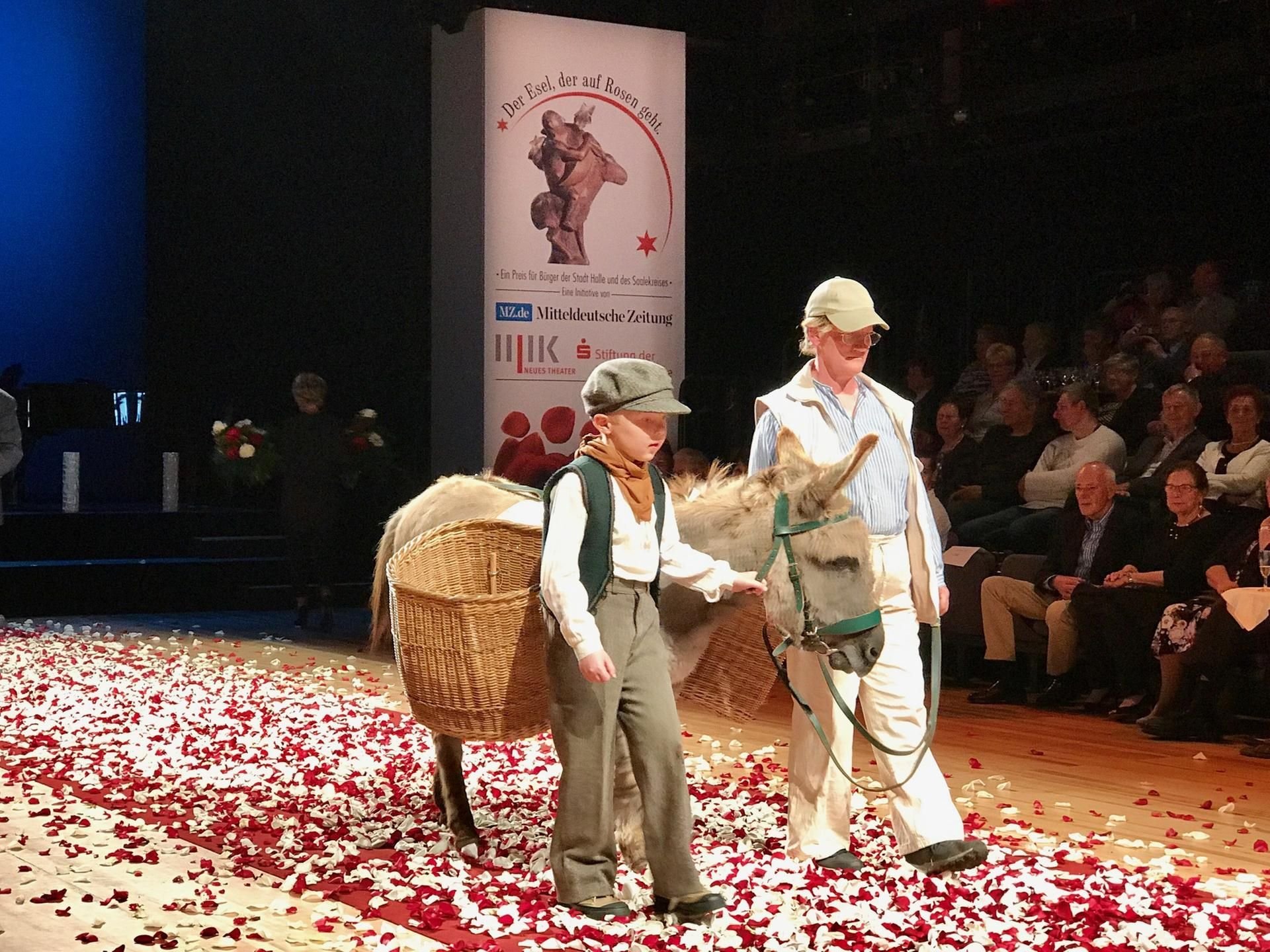 Müllerbursche und Esel im Neuen Theater in Halle. „Der Esel der auf Rosen geht“