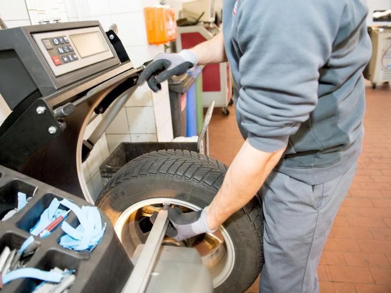 Beim Reifenwechsel ist es wichtig, die Räder vor dem Montieren auswuchten zu lassen. Dafür gibt es spezielle Maschinen in Autowerkstätten. Foto: Inga Kjer/dpa-tmn