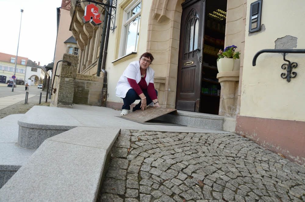 Im Ernstfall holt Apothekerin Elke Starke-Kreil die Rampe raus. Die Mohrenapotheke befindet sich in einem denkmalgeschützten Haus.