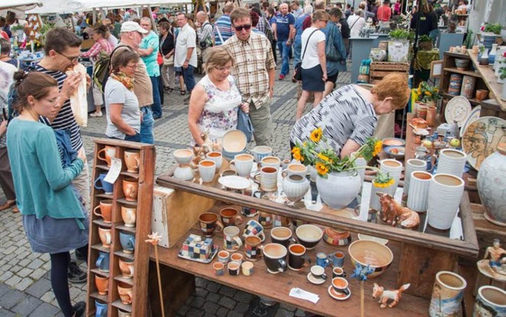 Tassen, Teller oder Vasen: Auf dem Naumburger Töpfermarkt wird an mehr als 70 Ständen jegliche Keramik geboten, die das Herz begehrt.
