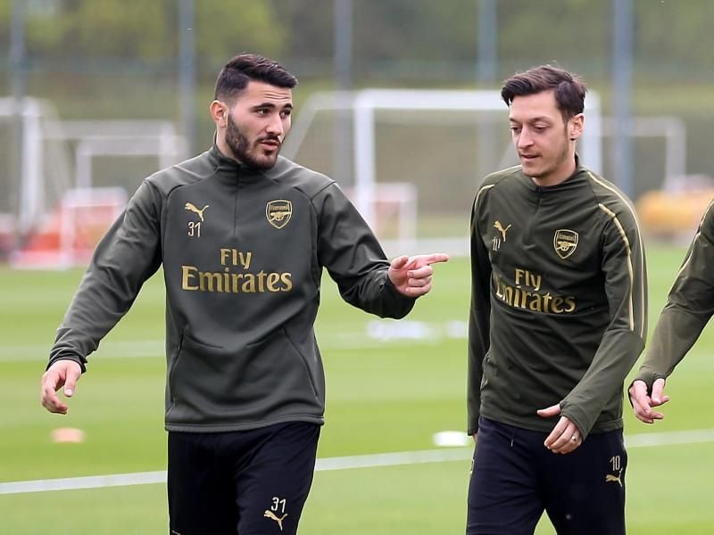 Sead Kolasinac (l) und Mesut Özil standen nicht im Arsenal-Aufgebot im Vorbereitungsspiel gegen Lyon. Foto: Nigel French/PA Wire
