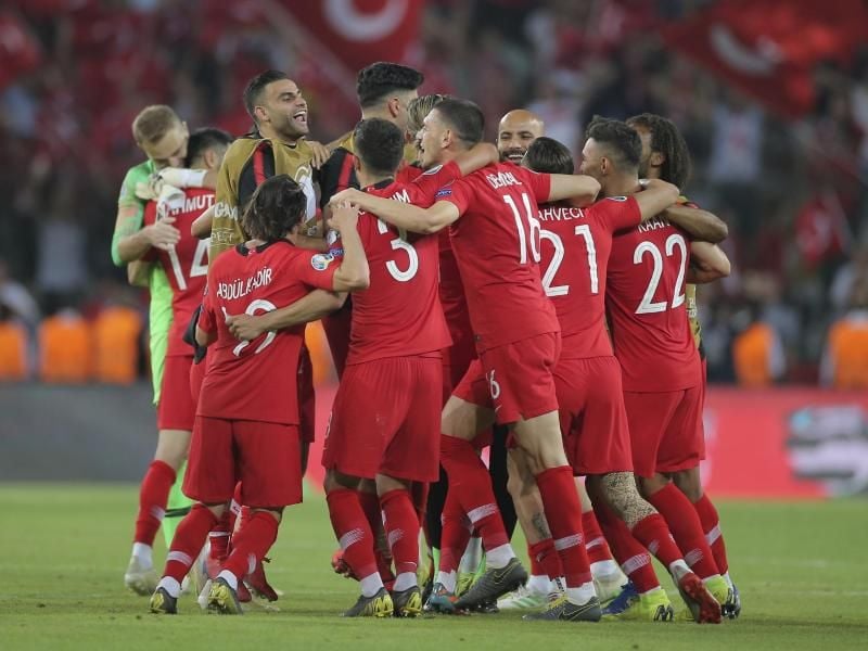 Die türkischen Spieler jubeln nach dem Sieg über Frankreich. Zum nächsten Spiel müssen sie nach Island. Foto: Uncredited/AP