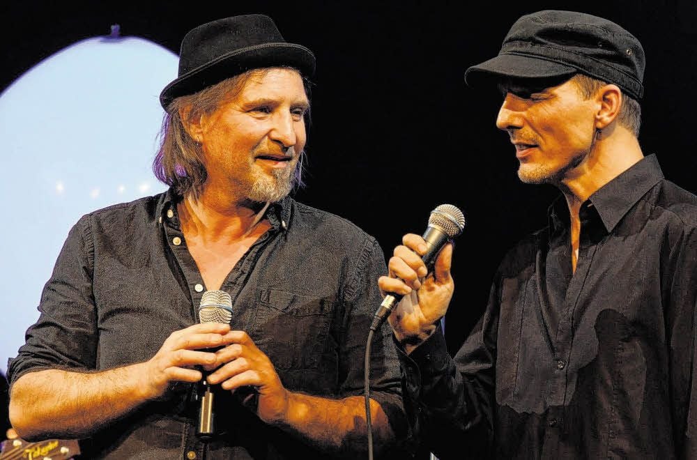 Dirk Zöllner (links) und Micha L. Uchner besingen die Frauen.