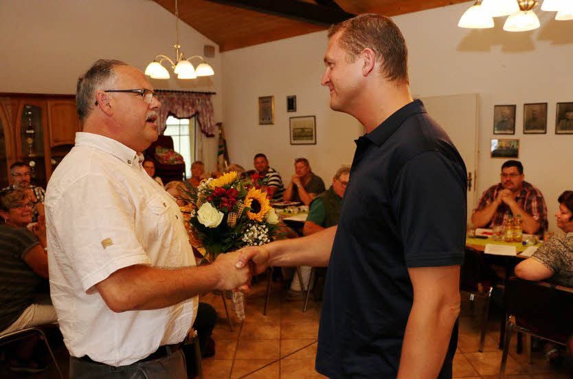 Stephan Mehlis (rechts) übernimmt die Leitung der „Städtischen Betriebe Annaburg“. Bürgermeister Klaus-Rüdiger Neubauer wünschte ihm viel Erfolg bei den für ihn neuen Aufgaben.