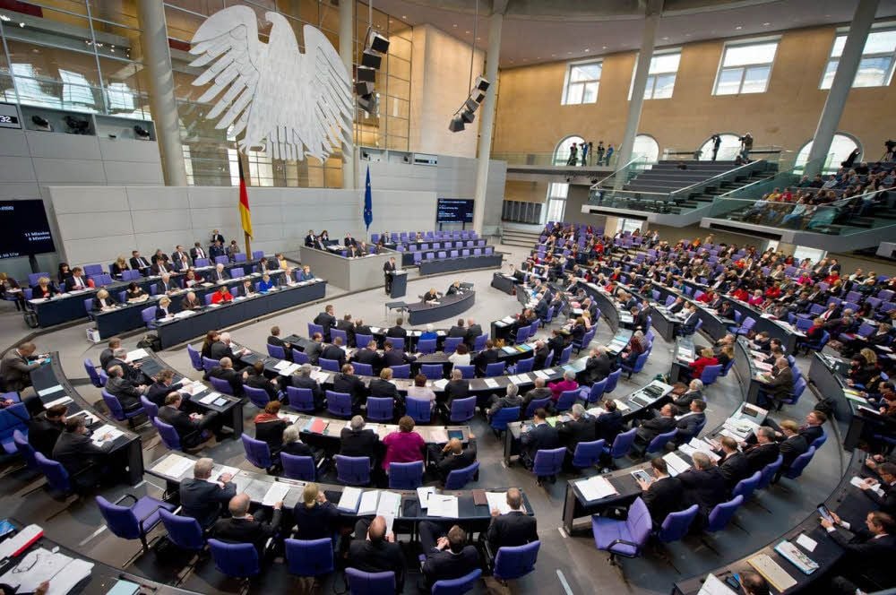 Der Plenarsaal im Reichstagsgebäude - der Weg dorthin ist mühsam.