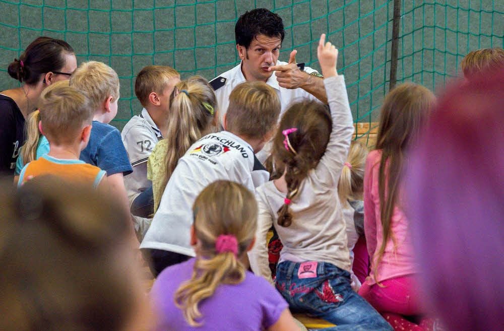Polizeikommissar Alexander Junghans spricht mit Kindern über den richtigen Umgang mit Fremden.