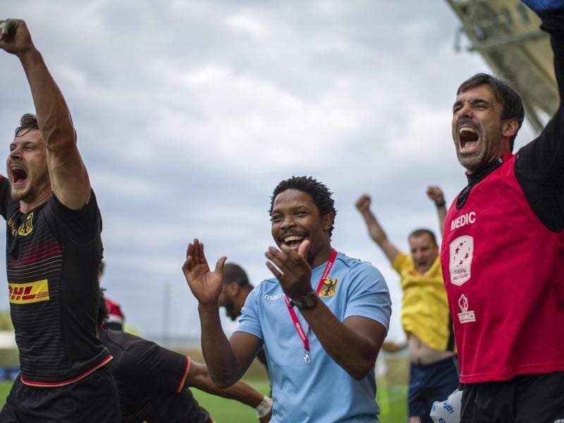 Jubel auf der deutschen Bank um Trainer Vuyo Zangqa (M): Deutschland ist erstmals Europameister. Foto: Jürgen Kessler/Kessler-Sportfotografie