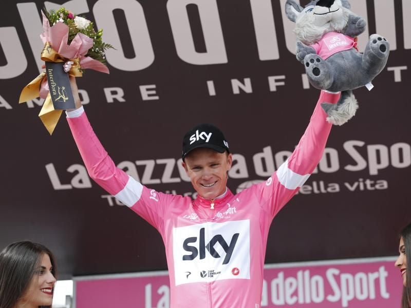 Chris Froome jubelt nach dem Sieg der 19. Etappe beim 101. Giro d'Italia im Rosa Trikot. Foto: Yuzuru Sunada